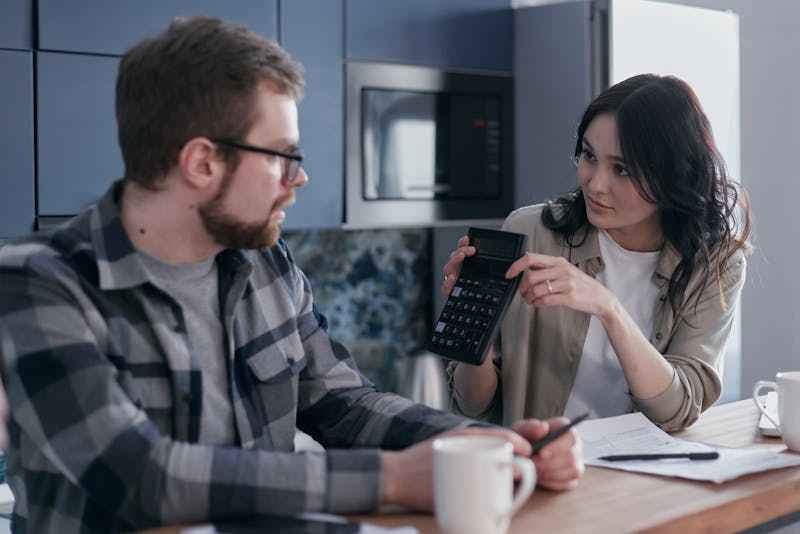 dettes-imprevues un couple s'apercoit après calcul des difficultés financiéres qu'ils ont