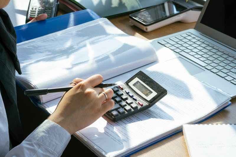 pojets-rentables Une personne calcul sur une calculatrice au bureau